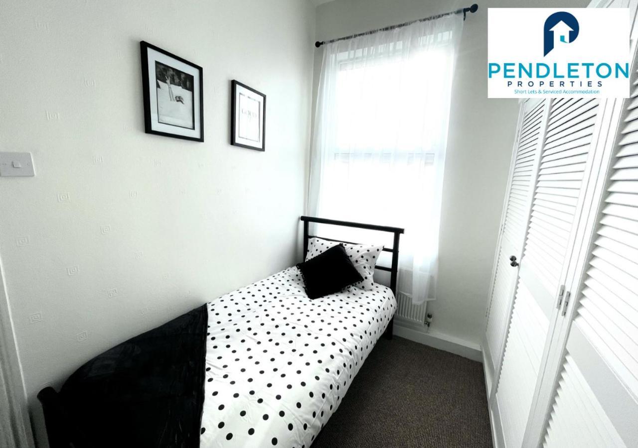 Modern 3 Bed House With Free Parking And Wi-Fi Villa Preston  Bagian luar foto