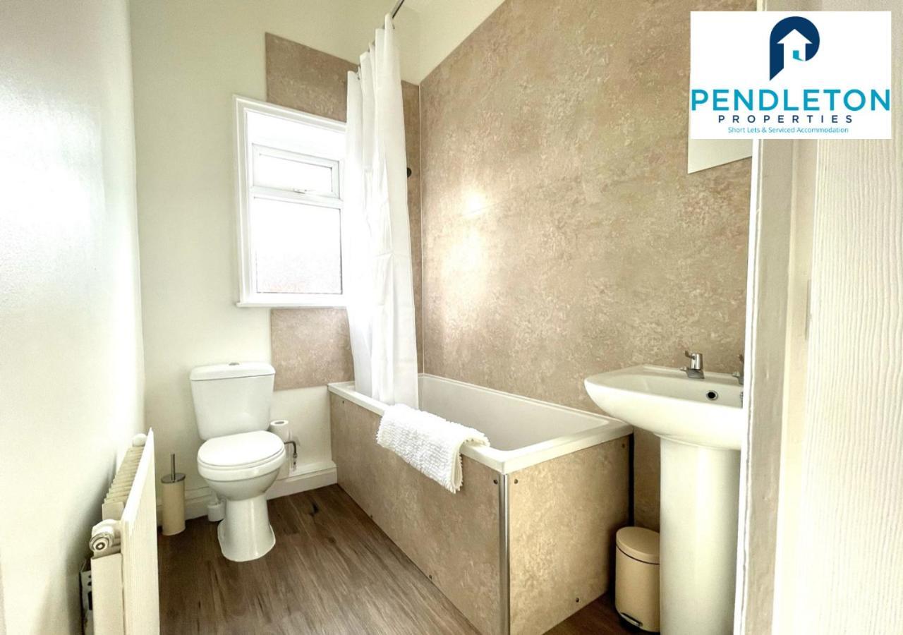 Modern 3 Bed House With Free Parking And Wi-Fi Villa Preston  Bagian luar foto